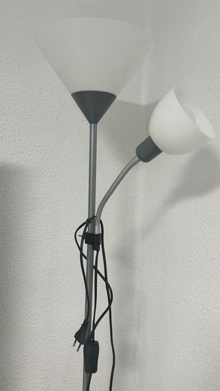 Lámpara de pie con foco orientable