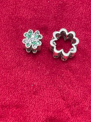 Charm Trébol con circonitas