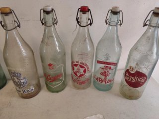 Vendita urgente, bottiglie di gassosa antiche.