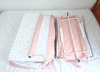 Cuna de bebé con mosquitera y cambiador