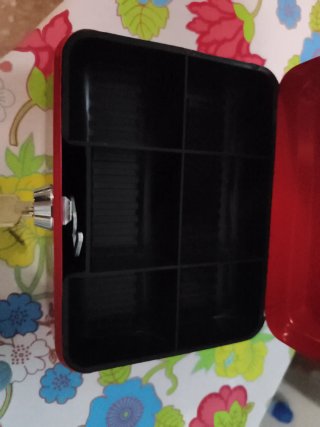 Caja de caudales roja