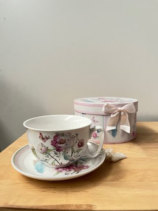 Taza y Plato de Porcelana con Caja