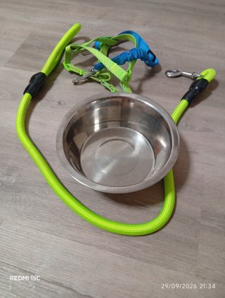 Comedero ,arnés,correa sin uso para perro