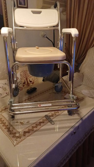 Silla de traslado y baño, con inodoro