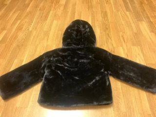 Chaqueta de Pelo Sintético Negra con Capucha