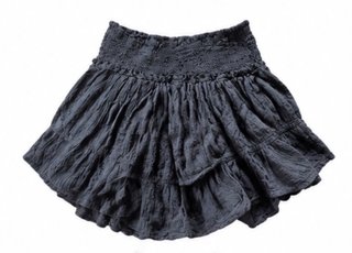 Falda corta negra con volantes