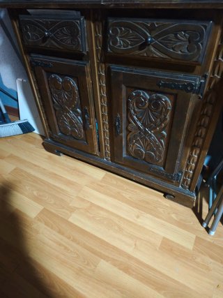Mueble antiguo de madera tallada
