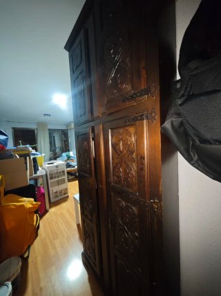 Mueble antiguo de madera tallada
