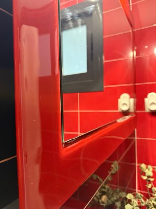 Mueble de baño completo con lavabo y espejo