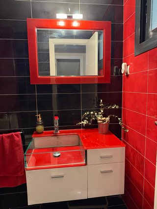 Mueble de baño completo con lavabo y espejo