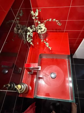 Mueble de baño completo con lavabo y espejo