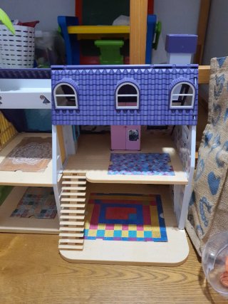 Casa de muñecas Mimi con tobogán y piscina