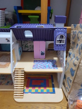 Casa de muñecas Mimi con tobogán y piscina