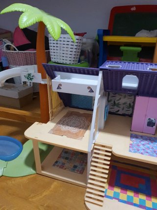 Casa de muñecas Mimi con tobogán y piscina