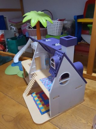 Casa de muñecas Mimi con tobogán y piscina