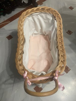 Moisés de mimbre para muñecos