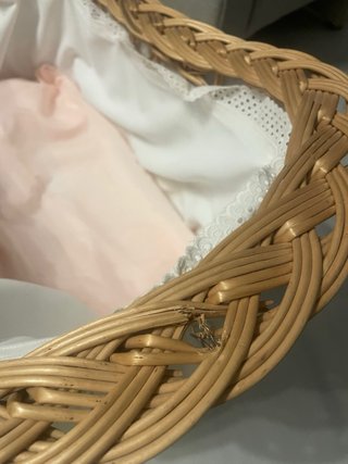 Moisés de mimbre para muñecos