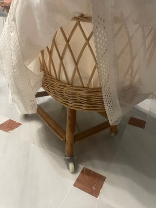 Moisés de mimbre para muñecos