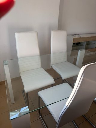 Mesa de Cristal y 4 Sillas Blancas