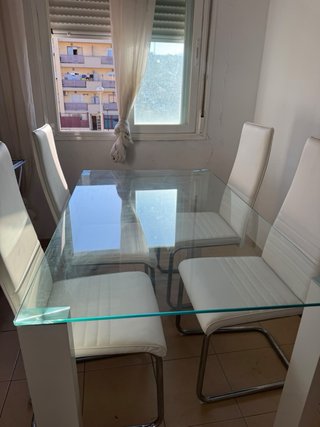 Mesa de Cristal y 4 Sillas Blancas