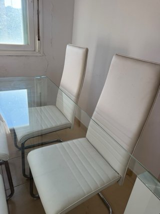 Mesa de Cristal y 4 Sillas Blancas