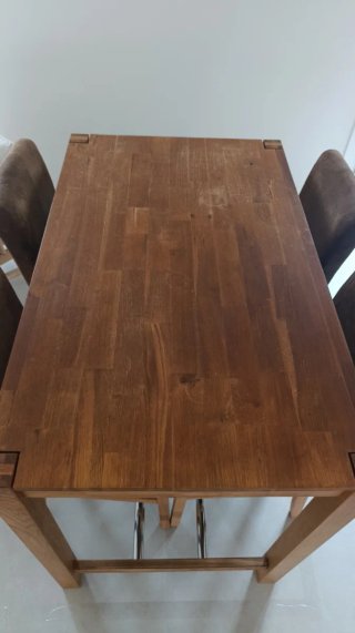 Mesa comedor madera  y 4 taburetes madera