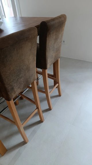 Mesa comedor madera  y 4 taburetes madera