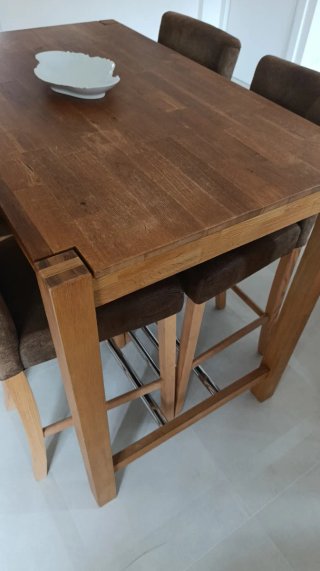 Mesa comedor madera  y 4 taburetes madera