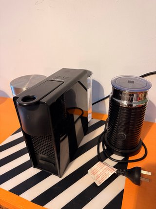 Cafetera Nespresso con Espumador de Leche