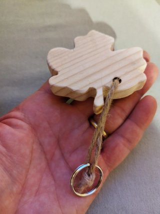 Portachiavi in legno a forma di foglia