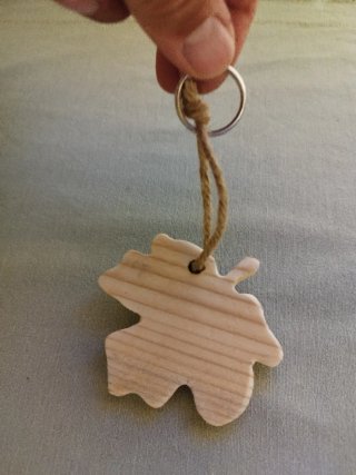 Portachiavi in legno a forma di foglia