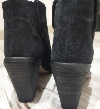 Botines de tacón Zara en serraje negro