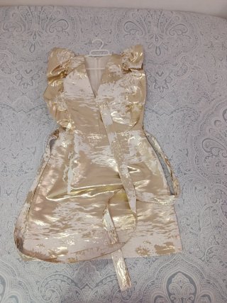 Vestido corto de fiesta dorado y blanco