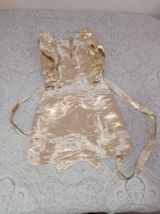 Vestido corto de fiesta dorado y blanco