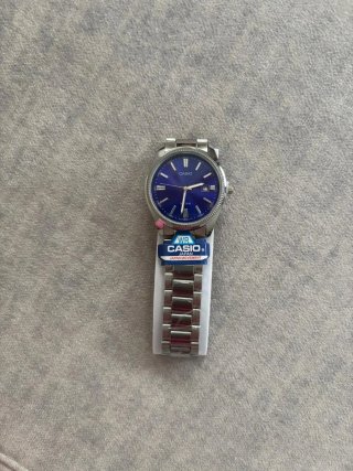 Reloj Casio Plateado con Esfera Azul