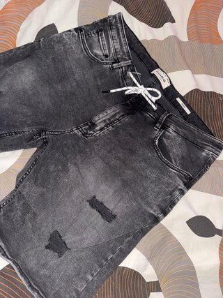 Pantalón vaquero Pull&Bear negro desgastado