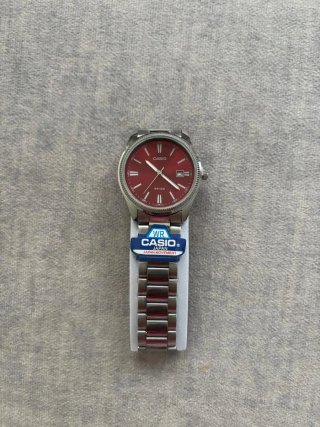 Reloj Casio Plateado con Esfera Roja