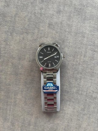 Reloj Casio Plateado con Esfera Negra