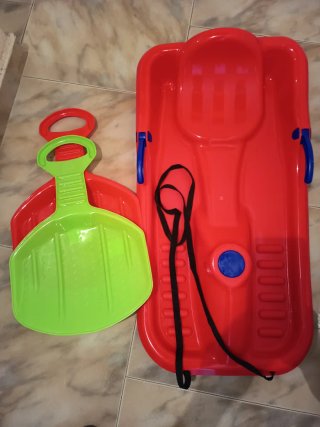 Trineo rojo y pala verde