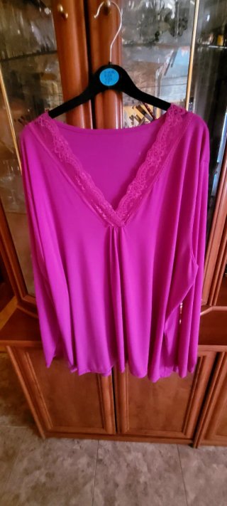 Blusa rosa con encaje.Talla 58