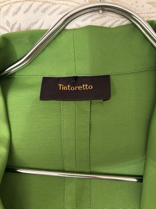 Chaqueta de fiesta o evento de color verde.