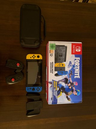 Nintendo Switch Edición Fortnite + Funda y Mandos
