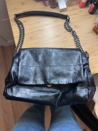 Bolso negro de piel con cadena