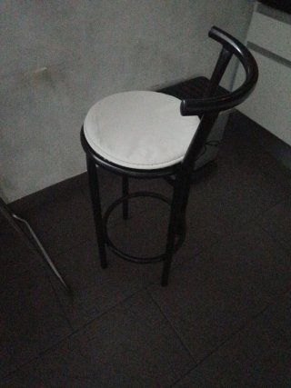 Taburete de cocina negro con asiento blanco