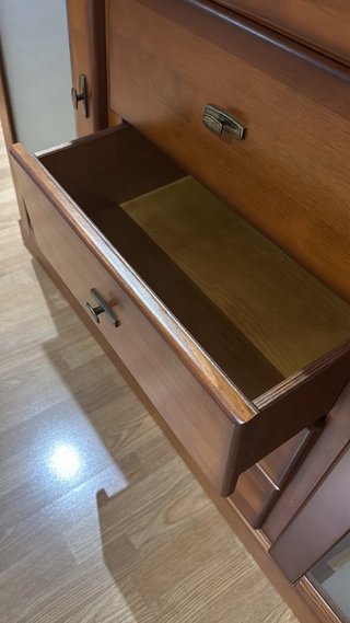 Mueble Vajillero de Madera y Cristal