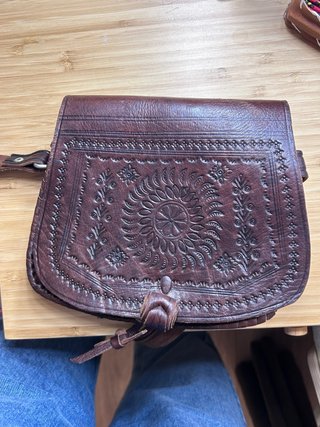 Bolso de cuero marrón con grabado