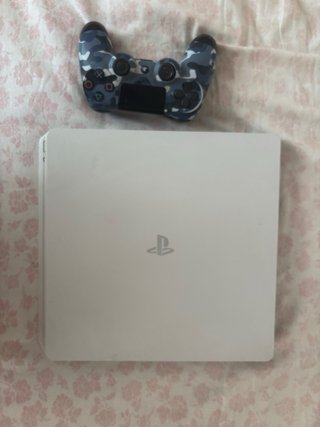 PS4 Slim bianca con controller camouflage