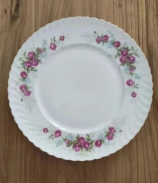 Plato de porcelana con flores rosas