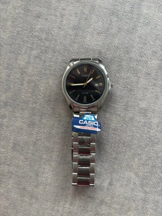 Reloj Casio Plateado con Esfera Negra