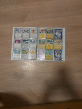 Álbum Pokémon Brilliant Stars con cartas